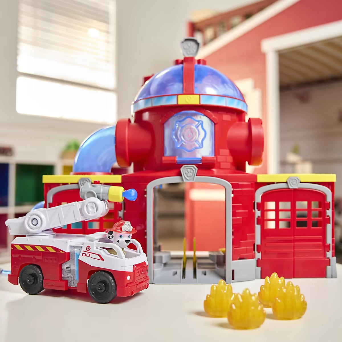 Voorkant van Paw Patrol Fire Rescue Fire station speelgoedhuis met brandweerwagen en Marshall PAW Patrol figuur.