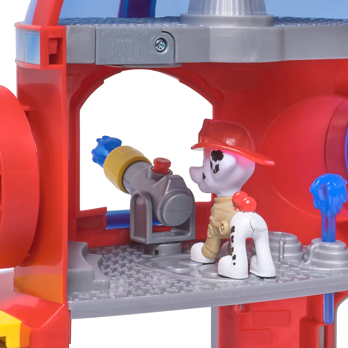 Marshall staat bij waterkanon in Paw Patrol Fire Rescue Fire station speelset, ideaal voor PAW Patrol speelgoedliefhebbers.