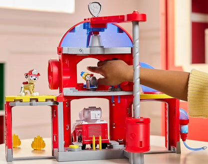 Kind speelt met Paw Patrol Fire Rescue Fire station inclusief Marshall figuur, brandweerwagen en accessoires.
