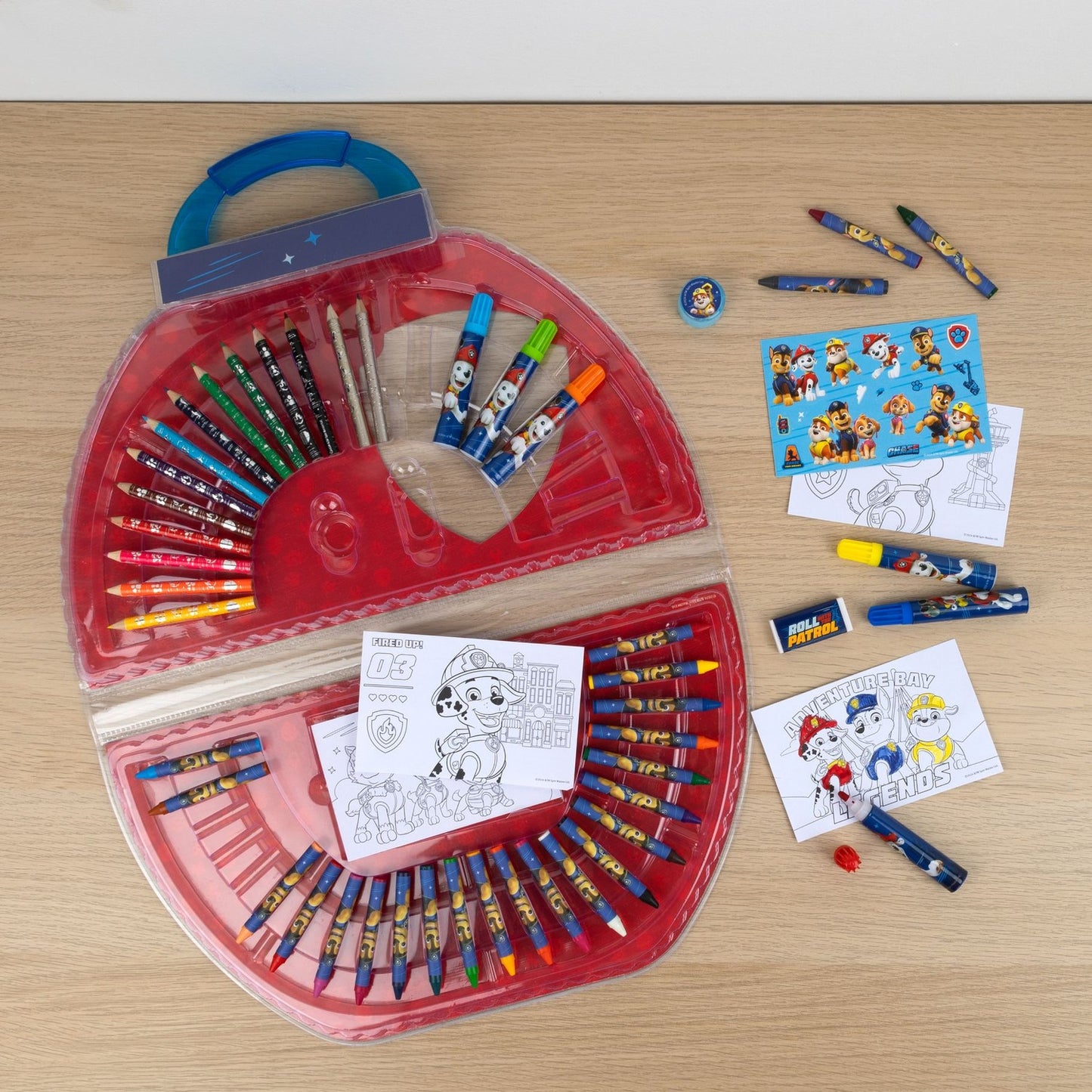 PAW Patrol kleurkoffer 51 delig geopend met PAW Patrol kleurplaat en knutsel ideeën op houten tafel lifestyle