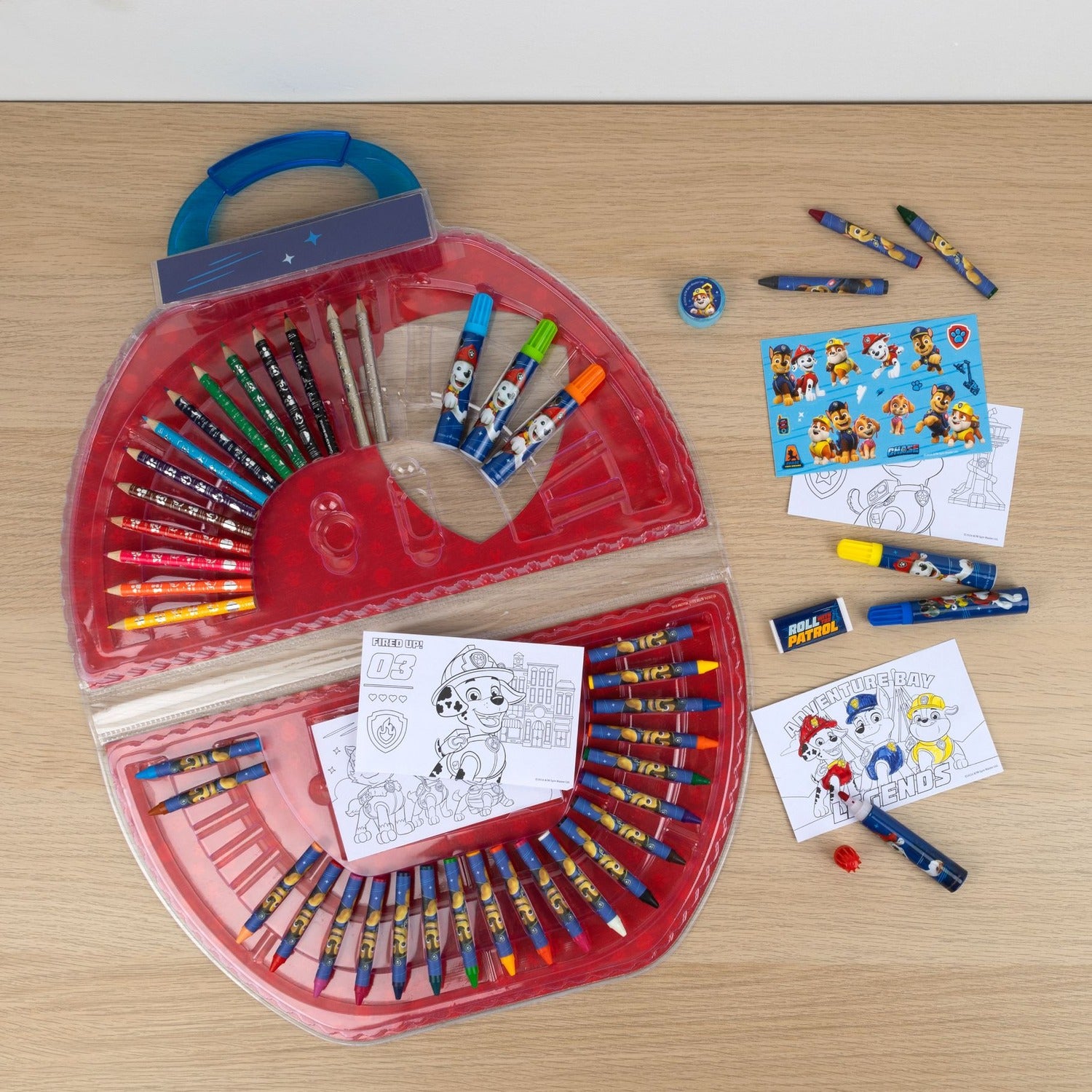 PAW Patrol kleurkoffer 51 delig geopend met PAW Patrol kleurplaat en knutsel ideeën op houten tafel lifestyle
