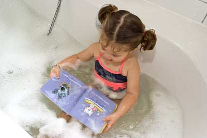 Peuter bekijkt kleurrijke pagina’s van Woezel en Pip badboekje in bad, leuk badboekje baby en badspeelgoed