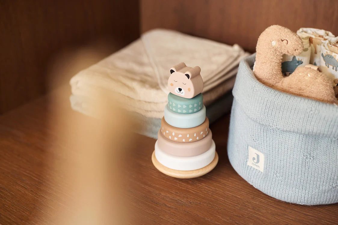 Houten tuimelstapelaar van Jollein in natuurtinten naast zachte mand, leuk peuter speelgoed uit Jungle Jambo serie.