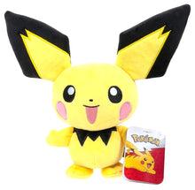 Pichu Pokémon knuffel met zichtbaar Pokémon label aan de zijkant, zachte Pokémon knuffels van Jazwares voor spel en decoratie.