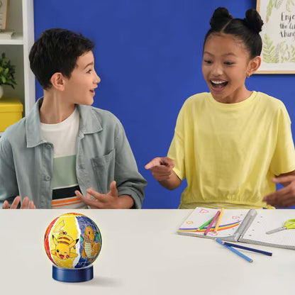 Twee kinderen spelen enthousiast met Pokémon 3D puzzel nachtlampje van Ravensburger, kleurrijk en leuk.