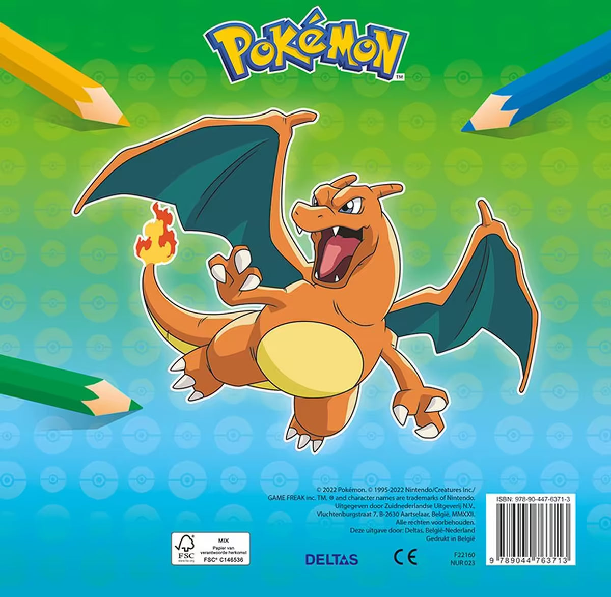 Oranje Charizard vliegt met vuurstaart op groene achtergrond, achterkant verpakking pokemon kleurplaat en kleurplaat Charizard.