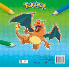 Oranje Charizard vliegt met vuurstaart op groene achtergrond, achterkant verpakking pokemon kleurplaat en kleurplaat Charizard.