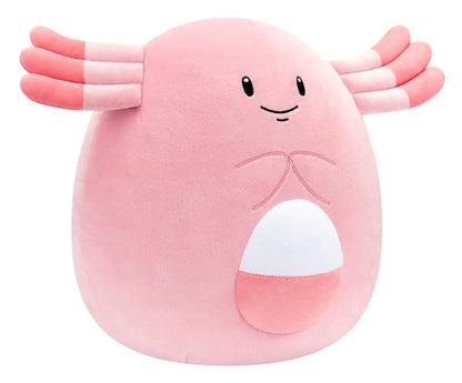 Schuin vooraanzicht van de Pokémon Squishmallow Chansey knuffel, zachte roze Pokémon knuffel, ideaal als cadeau Pokémon.