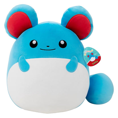 Pokémon Squishmallow Marill knuffel in frontaal aanzicht, extra zacht pluche design, ideaal als Pokémon cadeau voor jonge fans.