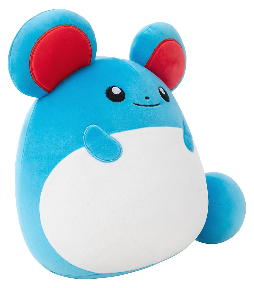 Pokémon Squishmallow Marill knuffel in schuin vooraanzicht, zachte Squishmallows knuffel, geschikt als knuffel Marill voor kids.