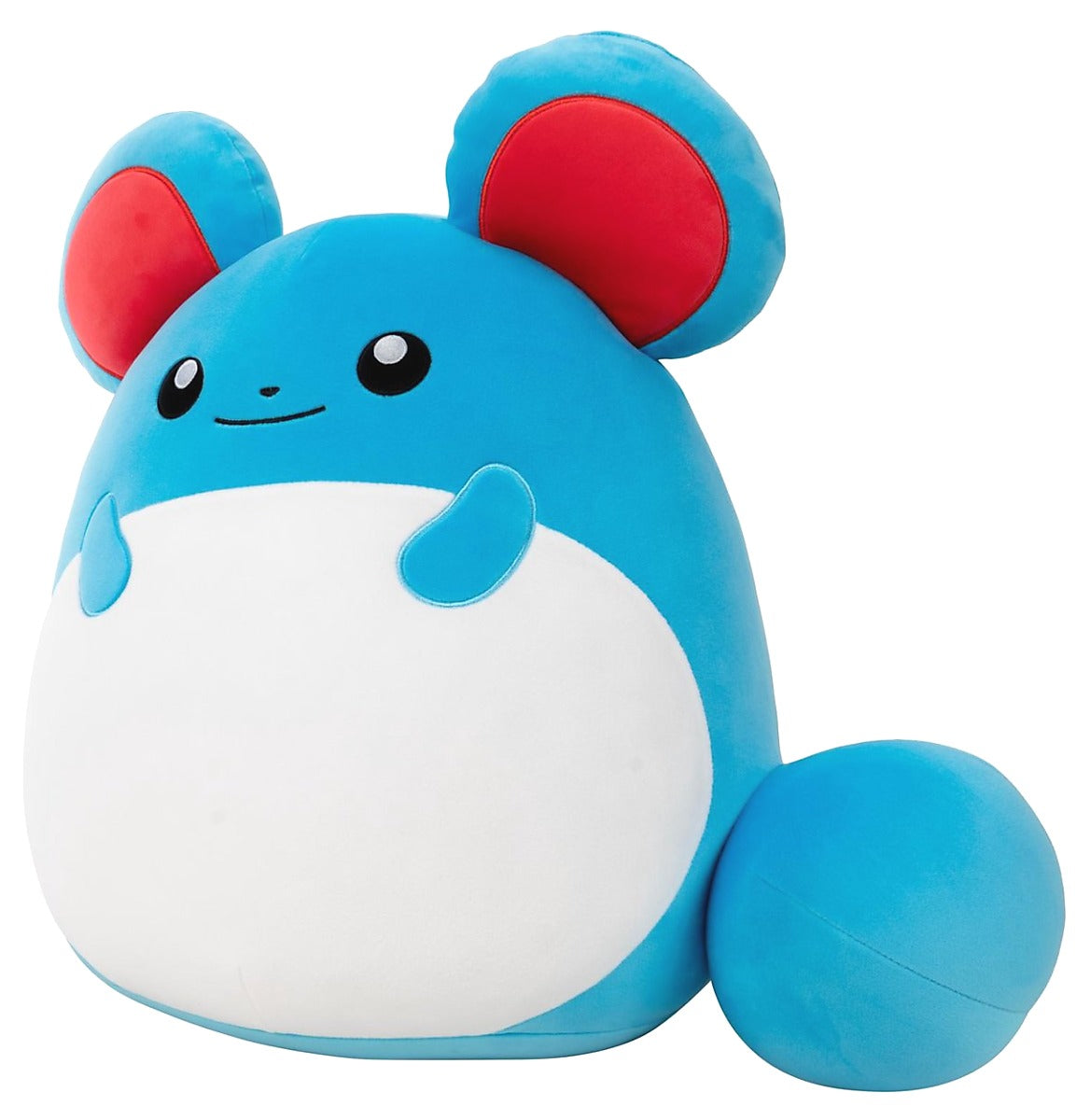 Pokémon Squishmallow Marill knuffel met ronde vormen en zacht pluche, zijkant zichtbaar, perfect als cadeau Pokémon voor kinderen.