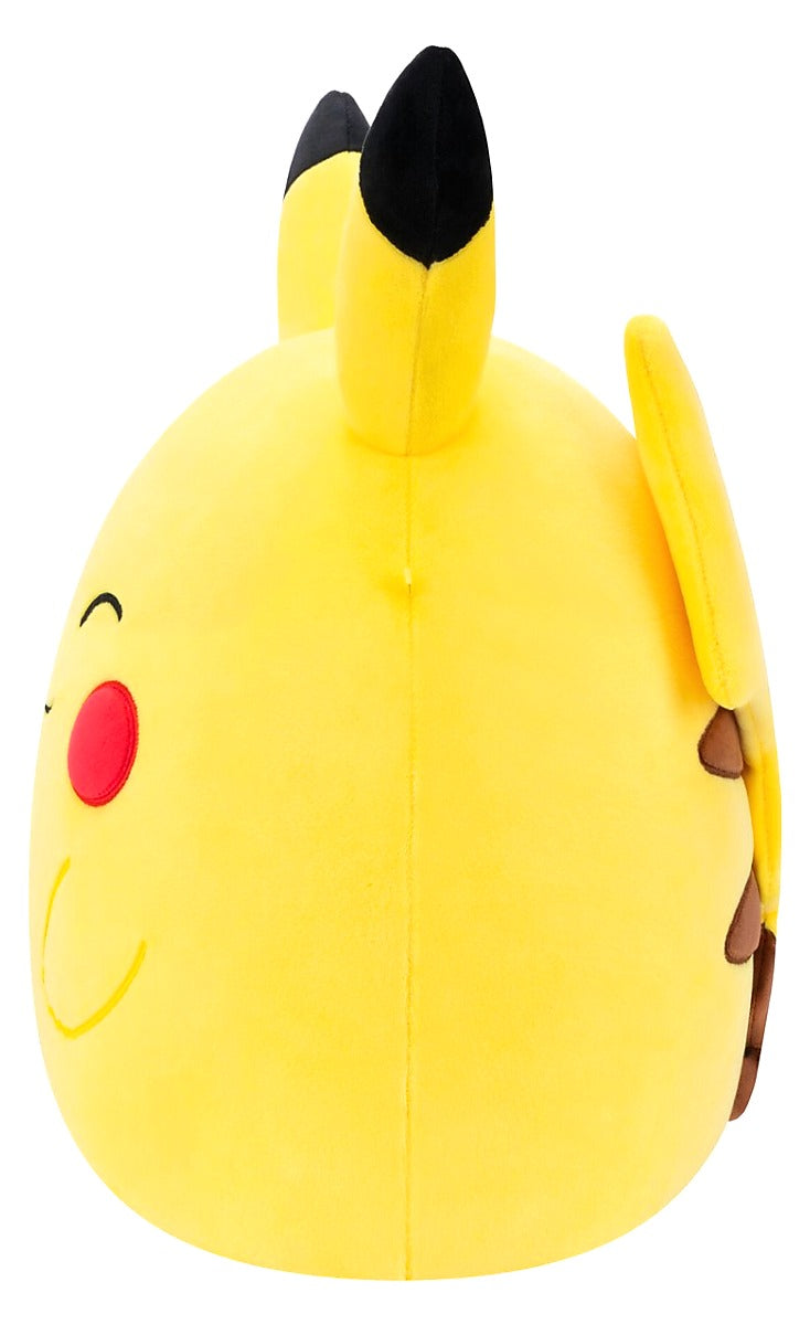 Pokémon Squishmallow Pikachu knuffel zijaanzicht van ronde pluche Squishmallows knuffel, ideaal als Pokémon cadeau