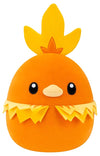 Pokémon Squishmallow Torchic knuffel met oranje en gele details, voorkant van de knuffel voor kinderen, zachte Squishmallow