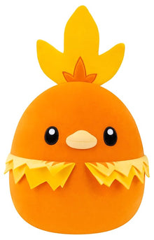 Pokémon Squishmallow Torchic knuffel met oranje en gele details, voorkant van de knuffel voor kinderen, zachte Squishmallow