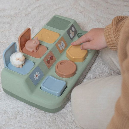 Baby speelt met de pup-up farm dieren set van Little Dutch