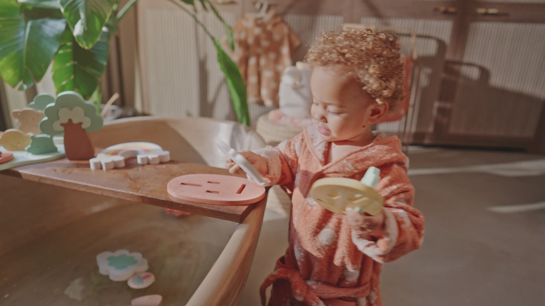Video laden: jollein 2026 collectie pangaroots en pretty picnic met kinderen en ouders die spelen met het speelgoed