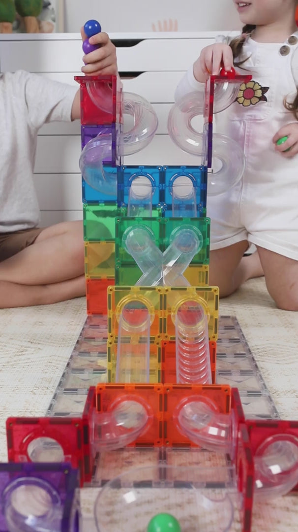 Connetix magnetische tegels knikkerbaan in huiskamer met kinderen die spelen met knikkers