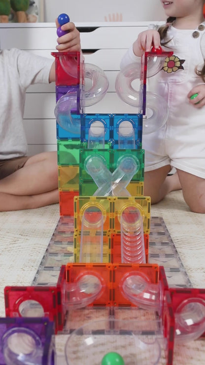Connetix magnetische tegels knikkerbaan in huiskamer met kinderen die spelen met knikkers