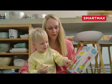 Kind speelt op de vloer met SmartMax My First Totem SMX 230 en bouwt een gekke totem van magnetisch speelgoed