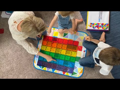 Video over Magna Tiles, uitleg hoe het ontstaan is en kinderen die lerenderwijs spelen met magnetisch speelgoed.