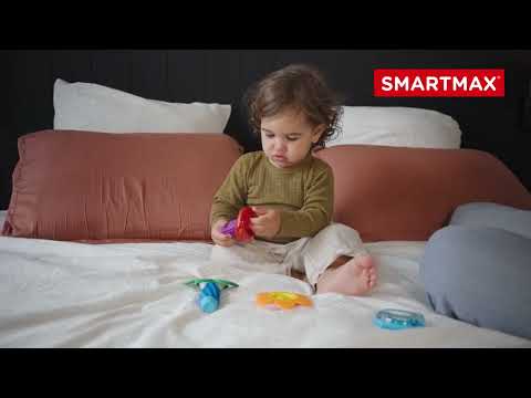 SmartMax My First Sounds & Flowers SMX 247, kind speelt met smartmax magneten op bed, open ended speelgoed