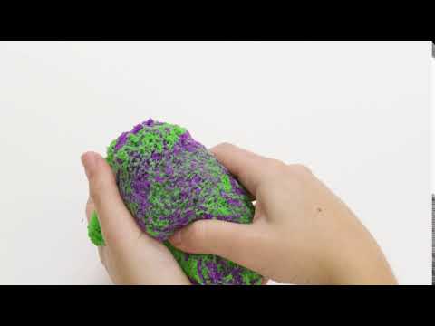Kinetic Sand Mix It video toont hoe kinderen kleurrijk kinetisch zand mengen en vormen voor creatief en sensorisch speelplezier.