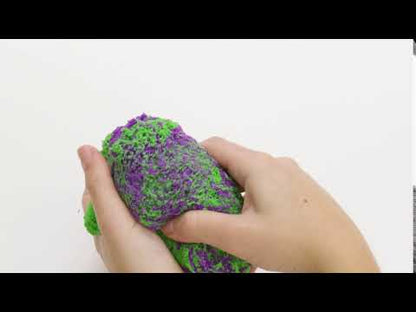 Kinetic Sand Mix It video toont hoe kinderen kleurrijk kinetisch zand mengen en vormen voor creatief en sensorisch speelplezier.