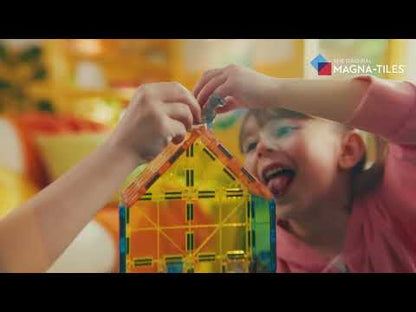jongen en meisje spelen met de magna tiles pet playhouse