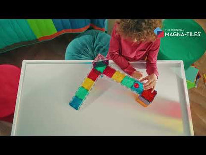 Video van de MAGNA-TILES® Rail Racers set met 33 magnetische bouwstenen, Micromags en knikkerbaan magnetisch.
