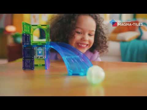 Meisje speelt met de magna tiles hamster ball 
