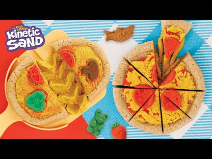 Kinderen vieren een pizza party met de Kinetic Sand Squish Pizza set, kleurrijk sensorisch speelgoed voor creatief speelplezier.