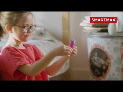 meisje speelt met SmartMax Start magnetisch speelgoed op vloer, bouwt met kleurrijke magneten