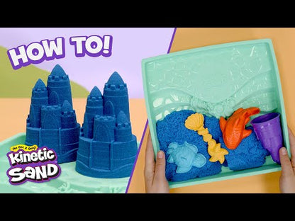 Stap-voor-stap handleiding voor de Kinetic Sand Sandbox set, met creatieve knutselideeën en speelinspiratie voor kinderen.