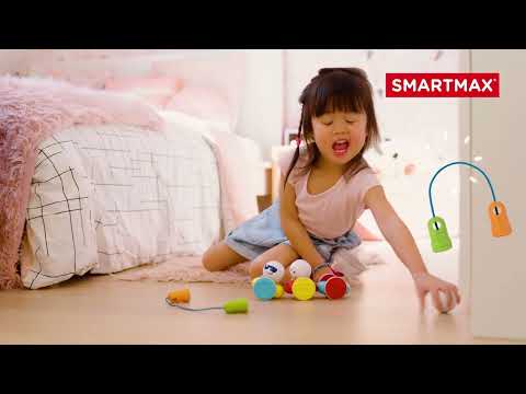 SmartMax My First Wobbly Cars SMX 233 magnetisch speelgoed waarbij een kind op de vloer speelt met kleurrijke wiebelauto’s