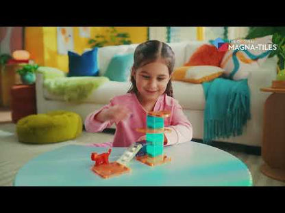 meisje speelt met de Magna Tiles cat tree