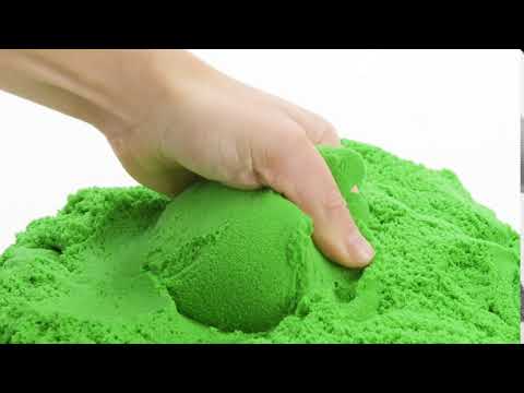 Kinetic Sand Squish It video laat zien hoe kinderen zacht kinetisch zand indrukken en kneden voor ontspannend sensorisch speelplezier.