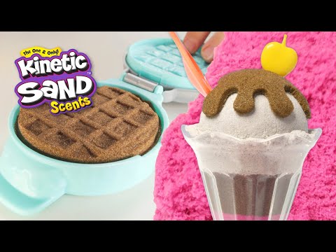 Unboxing van Kinetic Sand Ice Cream Treats met kleurrijk scented sand en accessoires, inclusief uitleg hoe kinderen ermee spelen.