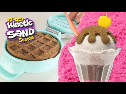 Unboxing van Kinetic Sand Ice Cream Treats met kleurrijk scented sand en accessoires, inclusief uitleg hoe kinderen ermee spelen.