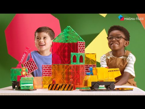 Video over Magna Tiles Builder XL set 50-delig. met vrachtwagen, kraan en barrière. kinderen die spelen met de set.
