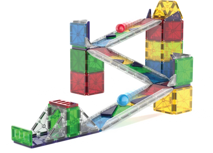 Rail Racers Deluxe knikkerbaan magnetisch met kleurrijke torens, onderdeel van 90 magnetische tegels.