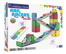 Voorzijde verpakking van magnetic Magna-Tiles Rail Racers Deluxe set met 90 magnetische tegels, knikkerbaan, en knikkers