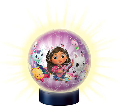 Afbeelding van afgeronde Ravensburger 3D puzzel Gabby’s Dollhouse als nachtlampje baby, met Gabby en katten.