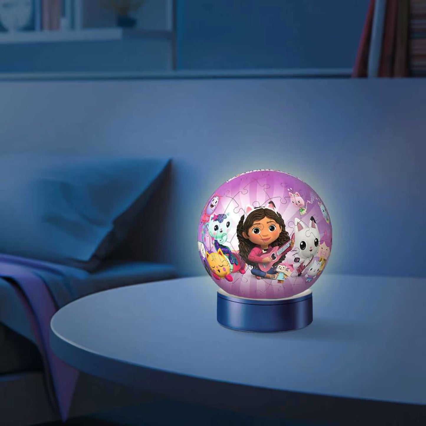 Ravensburger 3D puzzel Gabby’s poppenhuis als nachtlampje baby op nachtkastje in slaapkamer met zacht licht.