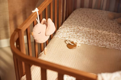 Roze Jollein Muziekdoosje Lovely Birds hangt aan houten ledikant, ideaal muziekdoosje baby of kraamcadeau met stijl.