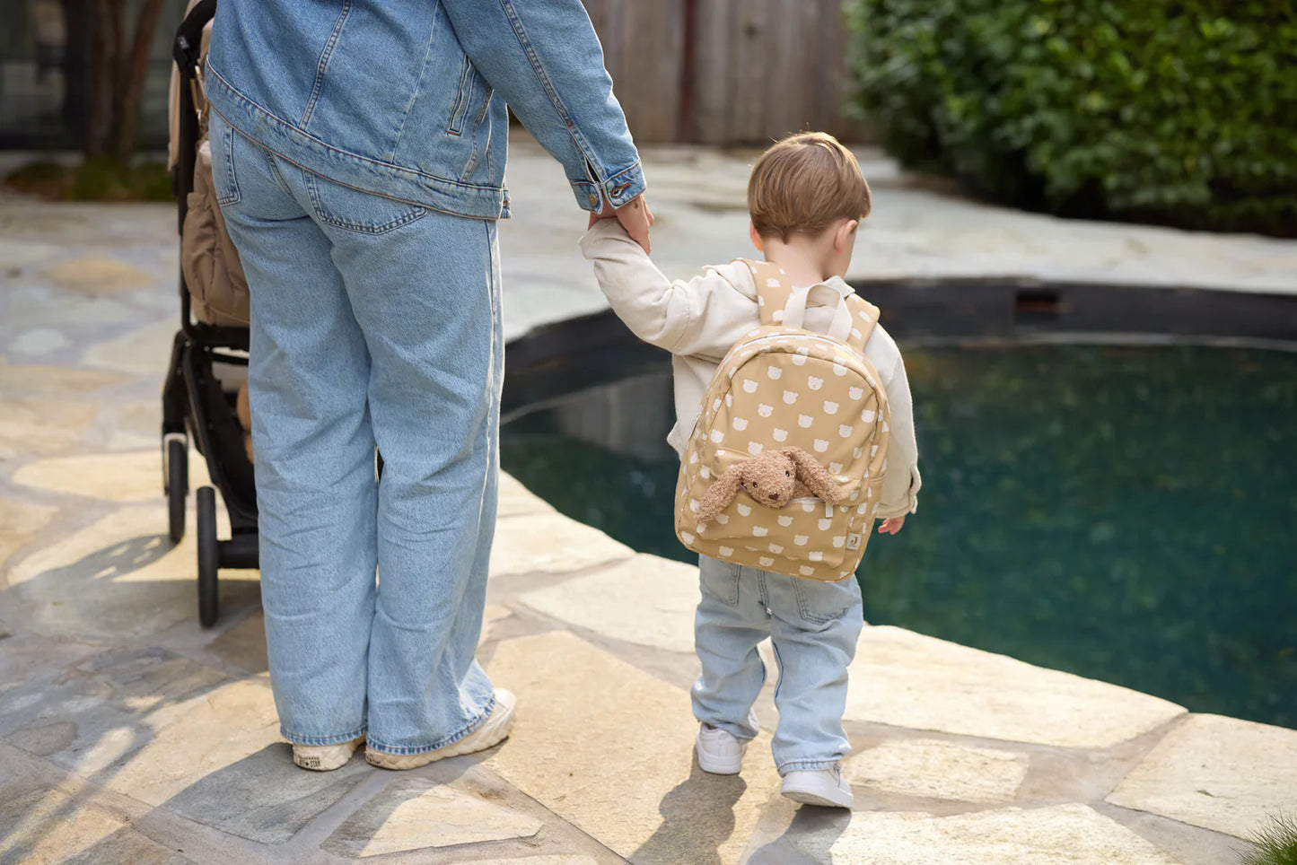 Rugtas kind 29cm met knuffel gedragen door peuter tijdens wandeling met moeder buitenshuis