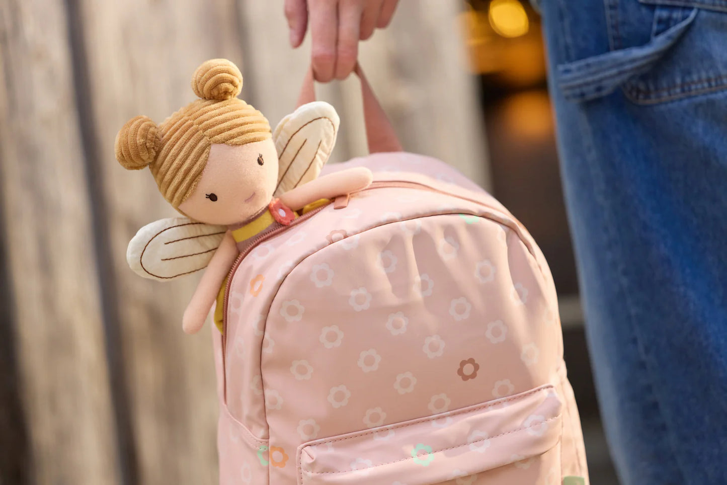 Rugtas kinderen Jollein Flower met knuffelpop, roze peuter rugzak gedragen door kind
