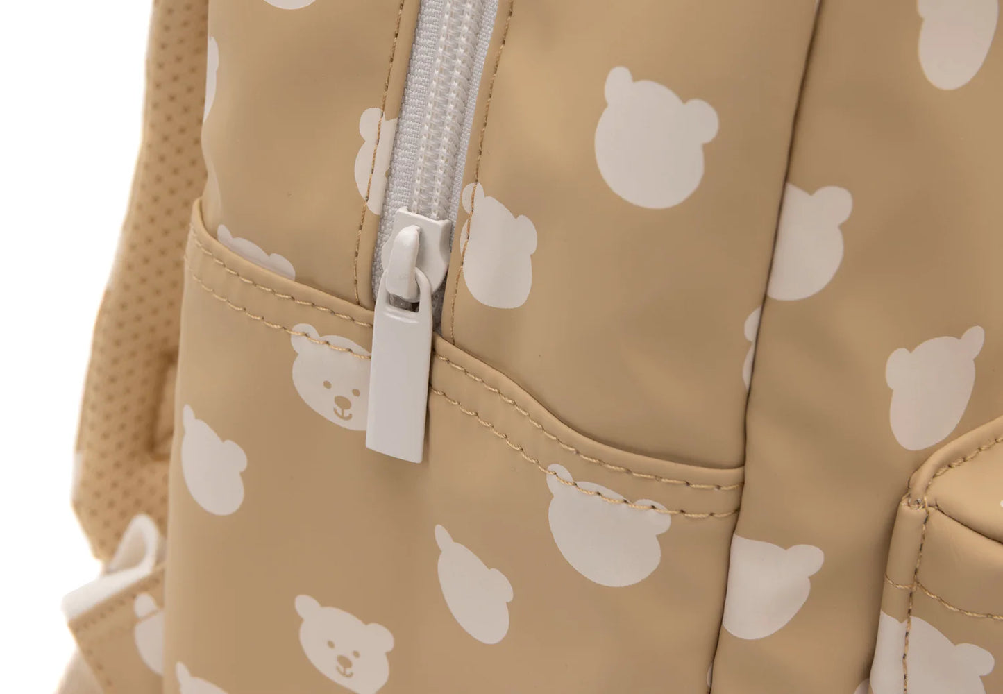 Detailfoto rugzak Jollein met beervormige ritshanger en teddybeer patroon in beige tinten