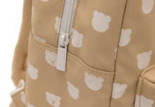 Detailfoto rugzak Jollein met beervormige ritshanger en teddybeer patroon in beige tinten