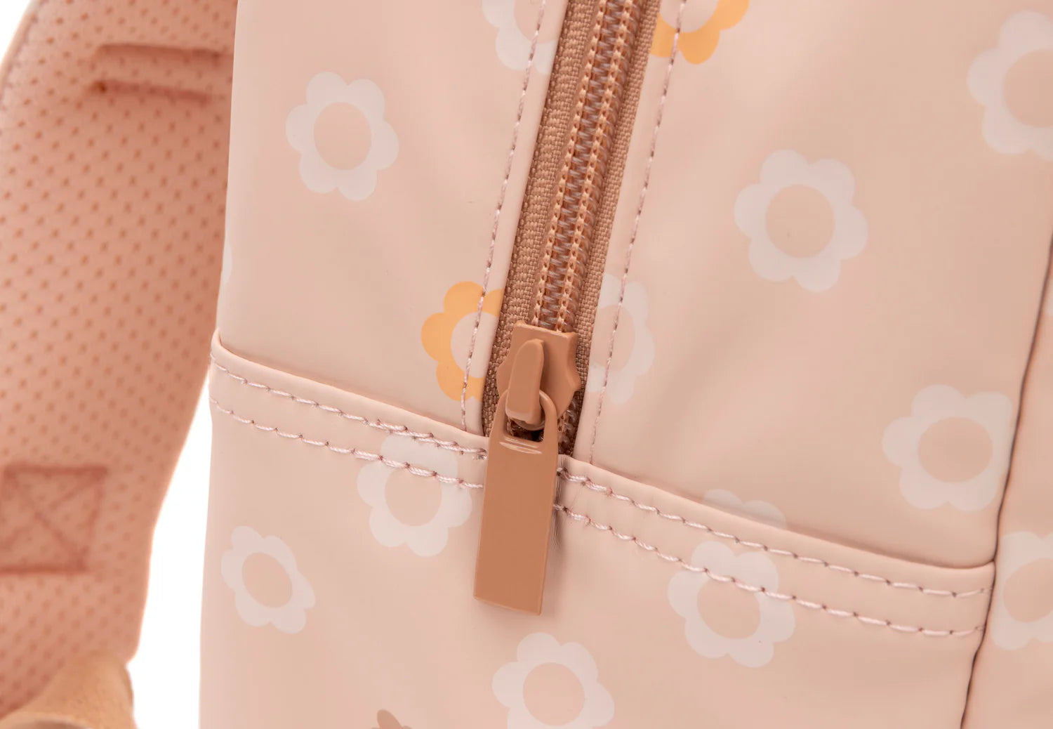 Rugzak Jollein Flower detail rits met pastelkleurige bloemenprint, close-up voorvak