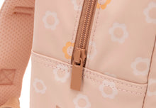 Rugzak Jollein Flower detail rits met pastelkleurige bloemenprint, close-up voorvak